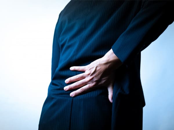 ぎっくり腰の男性の画像